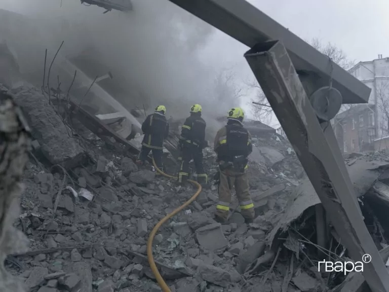 Під завалами в Харкові знайшли тіло жінки, яка може бути матір’ю загиблого хлопчика