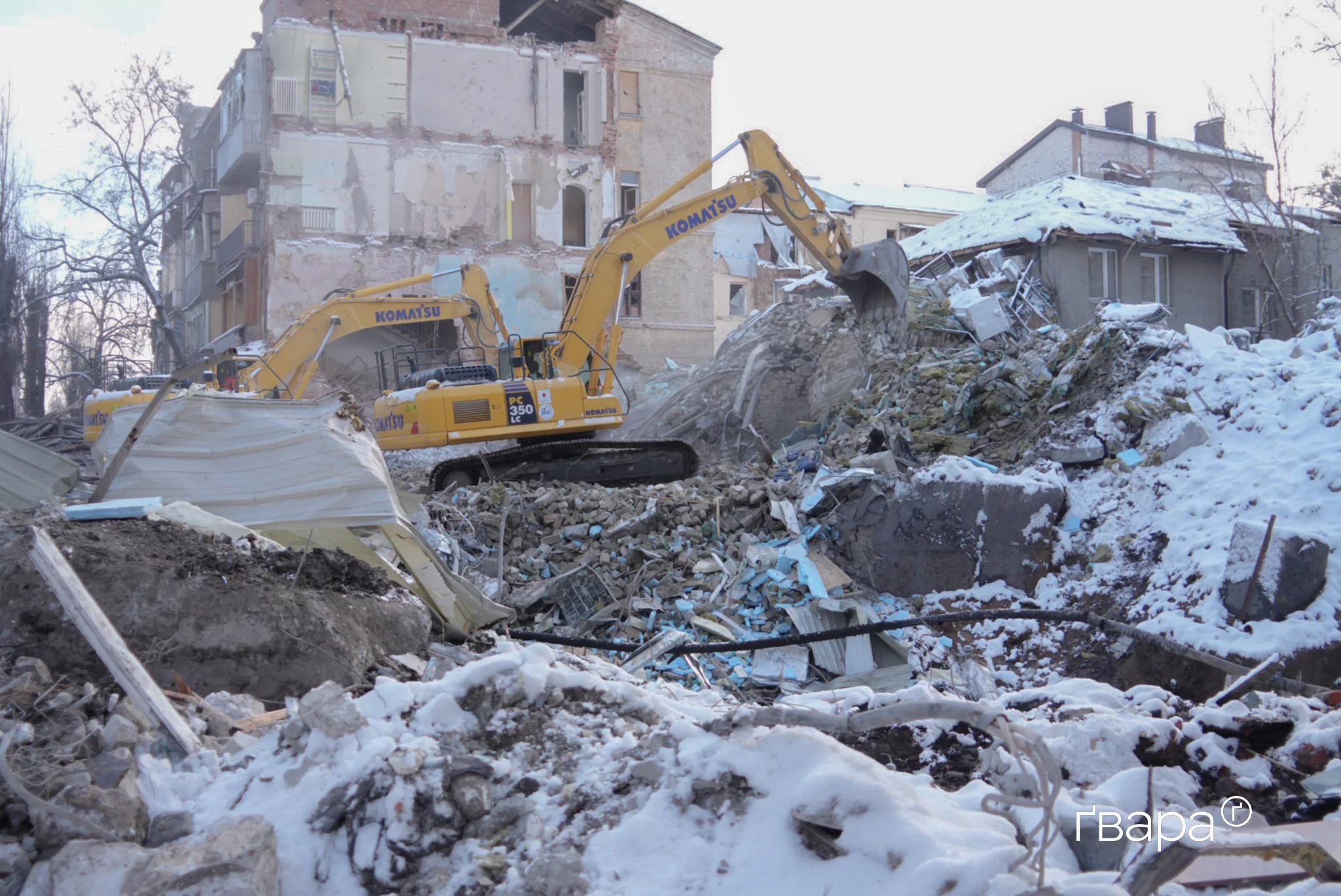 зображення до посту: У Харкові третю добу розбирають завали після обстрілу — фото