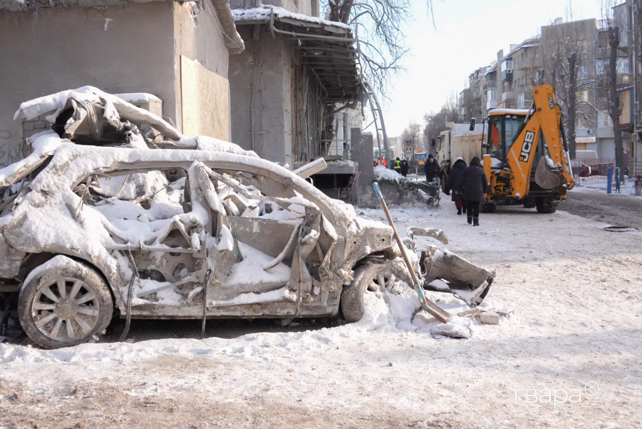 зображення до посту: У Харкові третю добу розбирають завали після обстрілу — фото