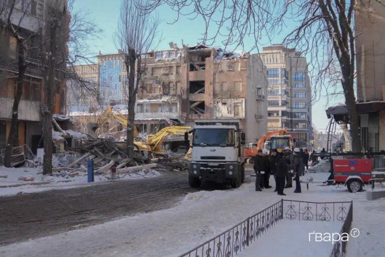 У Харкові третю добу розбирають завали після обстрілу — фото