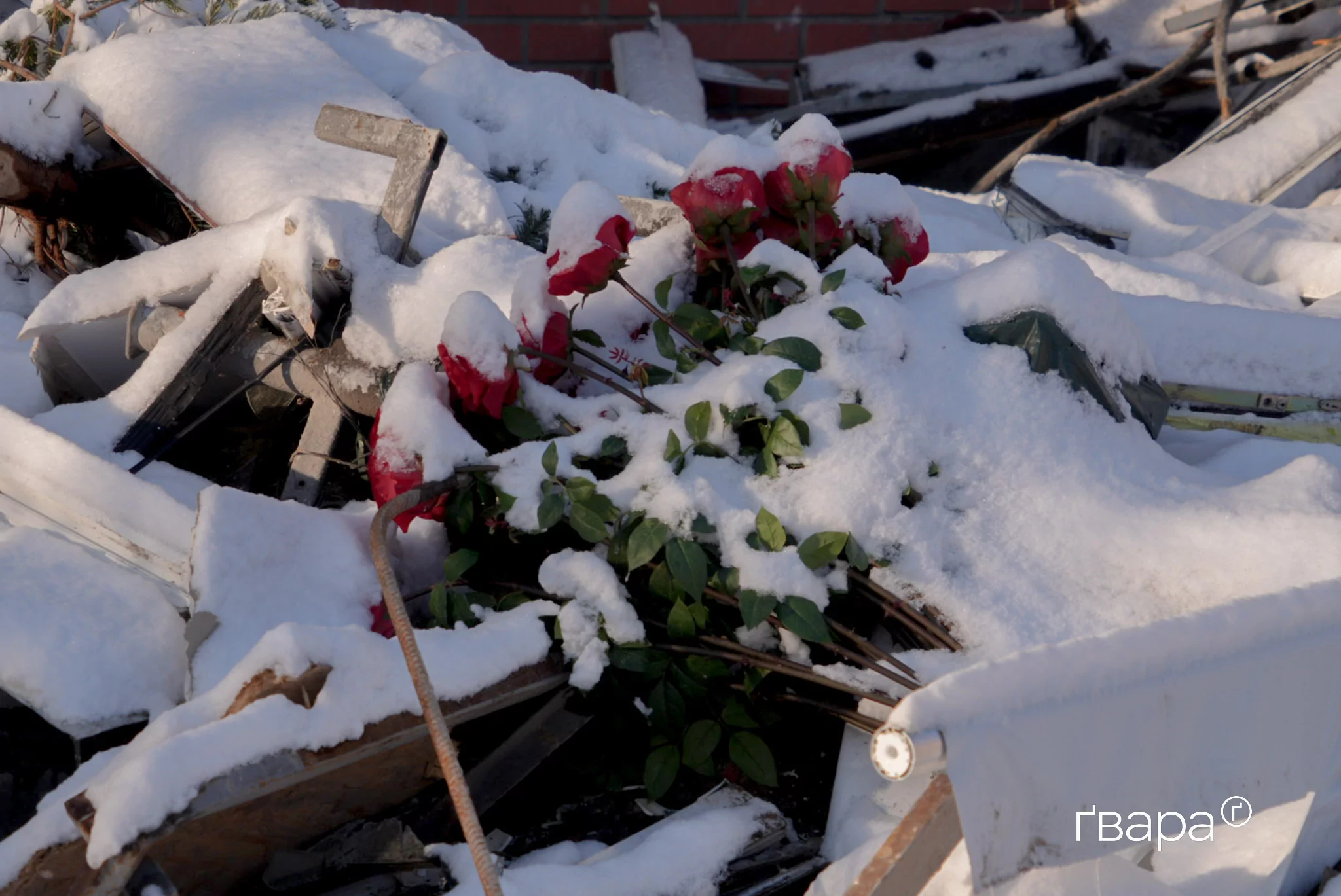 зображення до посту: У Харкові третю добу розбирають завали після обстрілу — фото