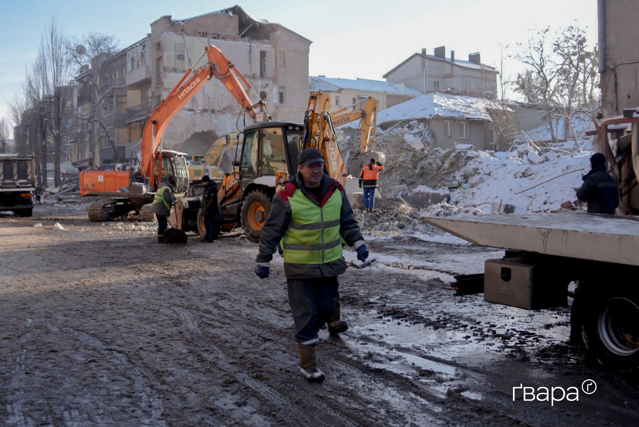 зображення до посту: У Харкові третю добу розбирають завали після обстрілу — фото