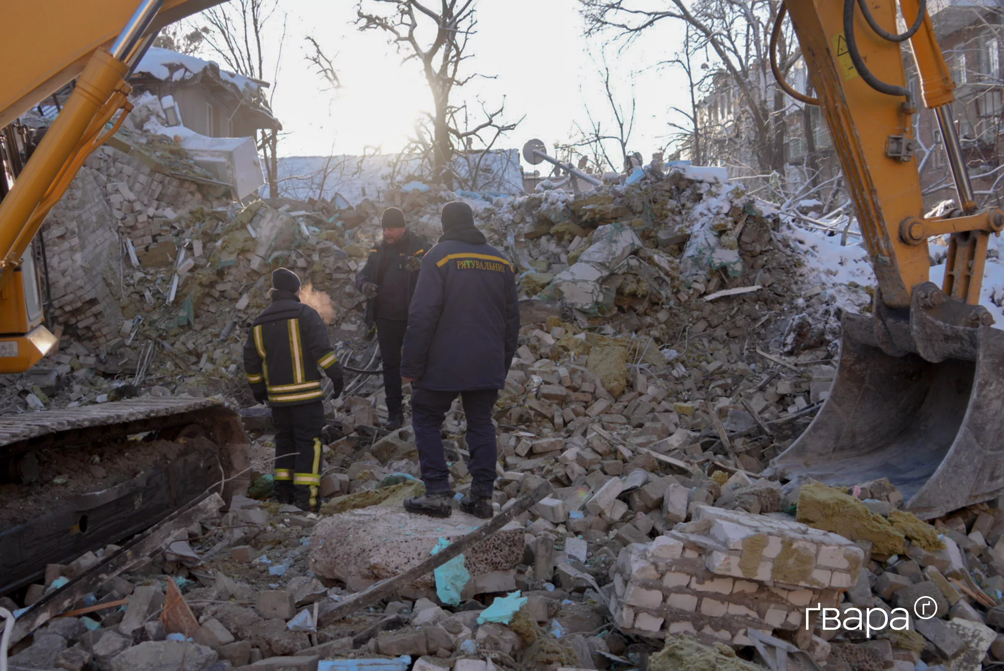 зображення до посту: У Харкові третю добу розбирають завали після обстрілу — фото