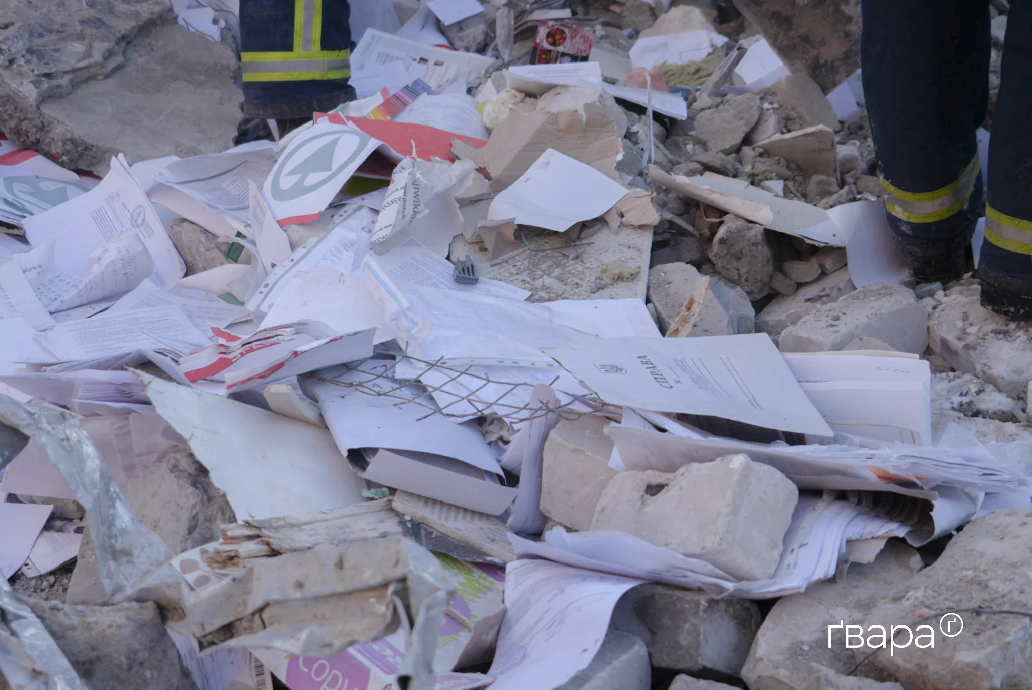 зображення до посту: У Харкові третю добу розбирають завали після обстрілу — фото