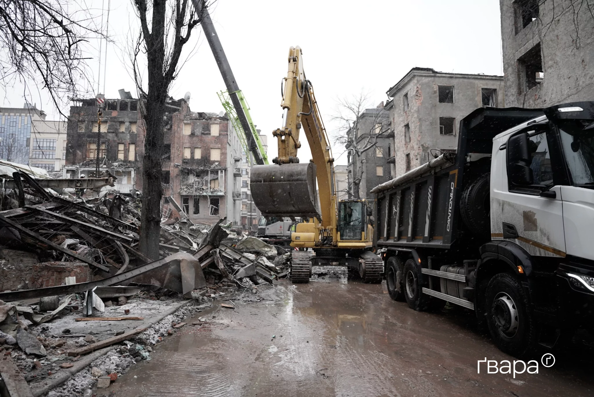 зображення до посту: «Ми не бачимо наразі ознак, що хтось може бути живим»: у Харкові триває розбір завалів після ракетного удару — фото