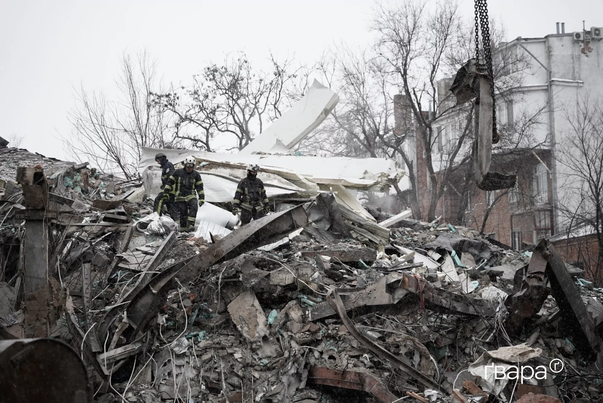 зображення до посту: «Ми не бачимо наразі ознак, що хтось може бути живим»: у Харкові триває розбір завалів після ракетного удару — фото