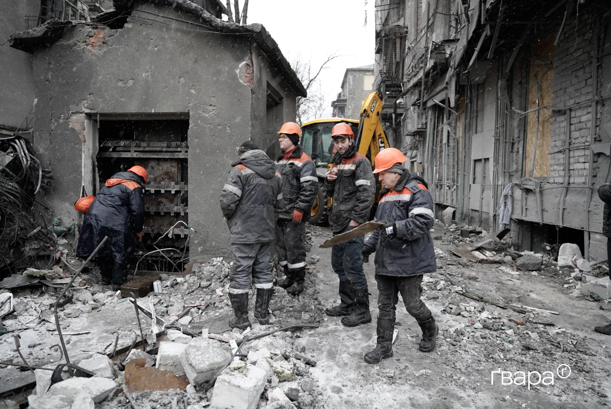 зображення до посту: «Ми не бачимо наразі ознак, що хтось може бути живим»: у Харкові триває розбір завалів після ракетного удару — фото
