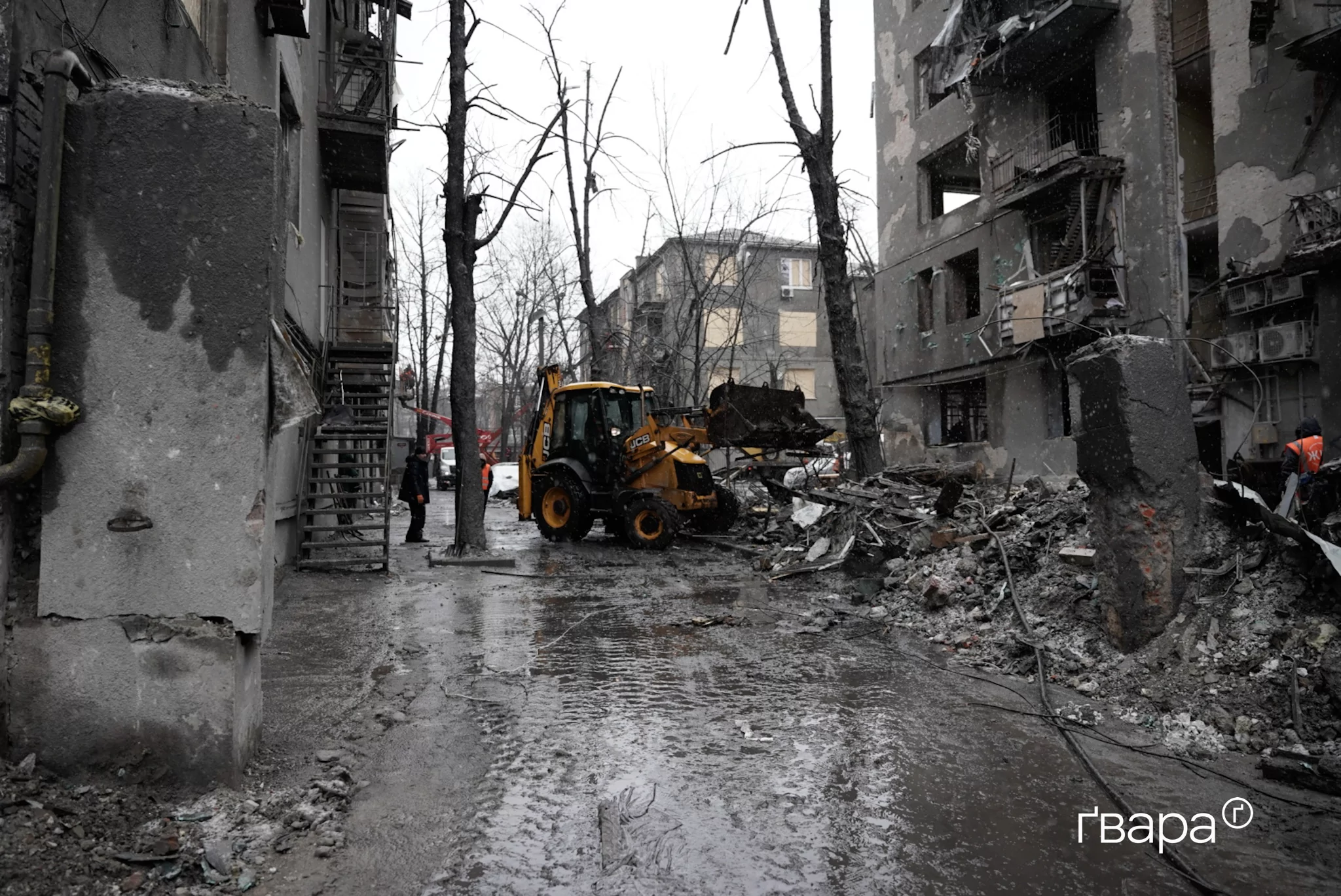 зображення до посту: «Ми не бачимо наразі ознак, що хтось може бути живим»: у Харкові триває розбір завалів після ракетного удару — фото