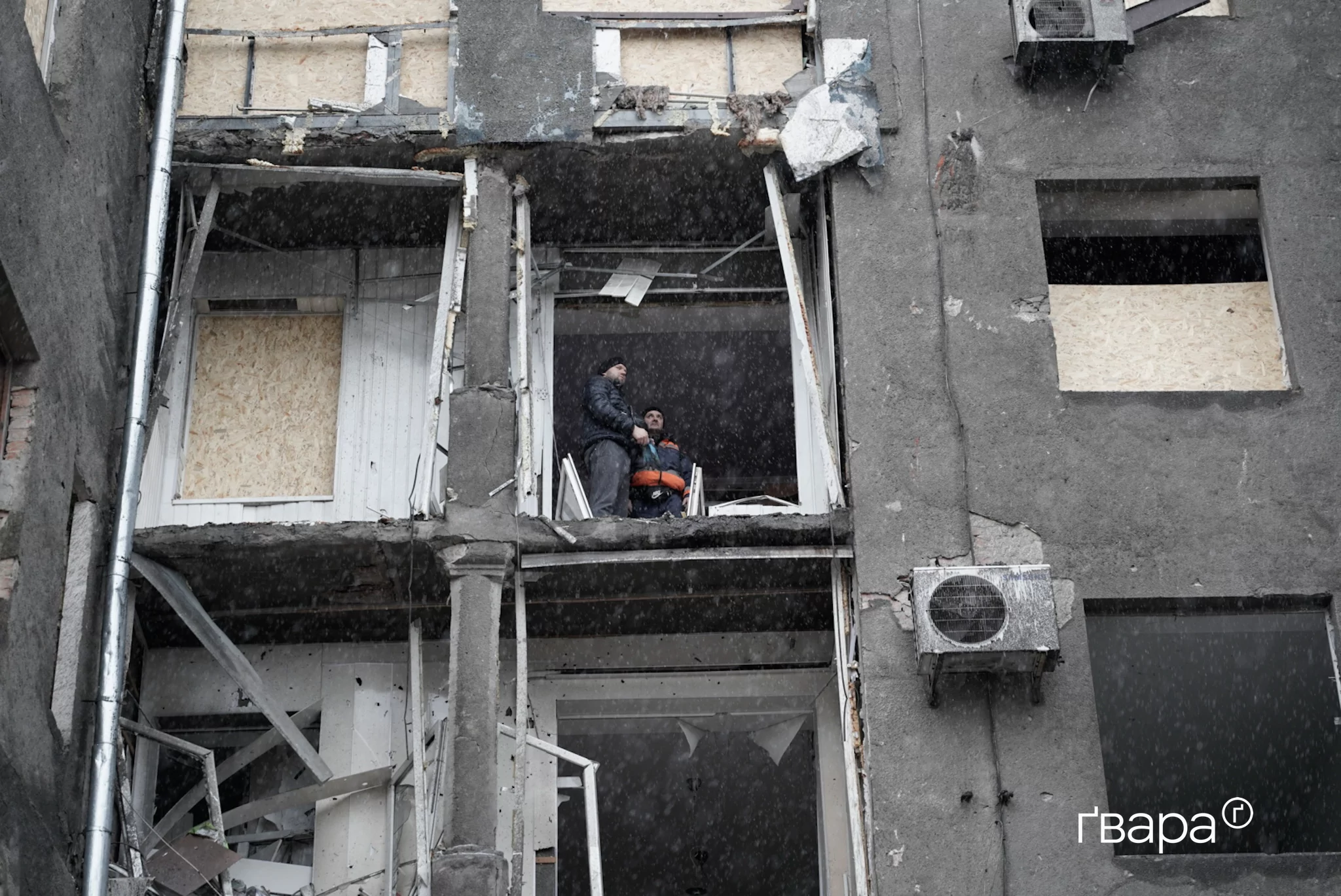 зображення до посту: «Ми не бачимо наразі ознак, що хтось може бути живим»: у Харкові триває розбір завалів після ракетного удару — фото