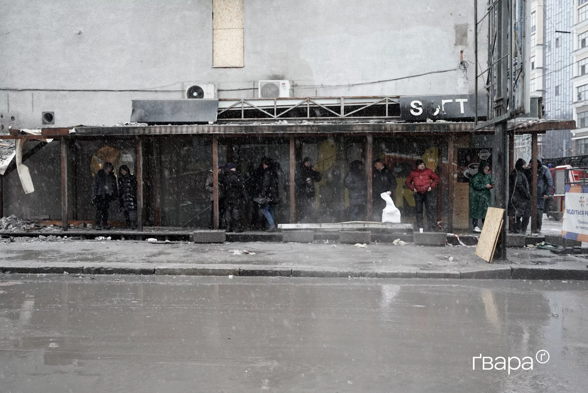 зображення до посту: «Ми не бачимо наразі ознак, що хтось може бути живим»: у Харкові триває розбір завалів після ракетного удару — фото