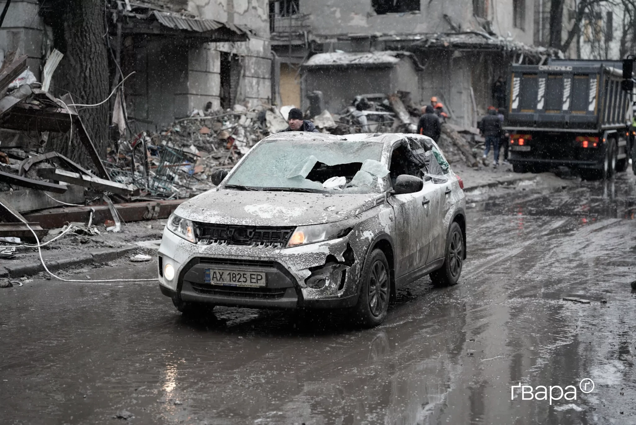 зображення до посту: «Ми не бачимо наразі ознак, що хтось може бути живим»: у Харкові триває розбір завалів після ракетного удару — фото