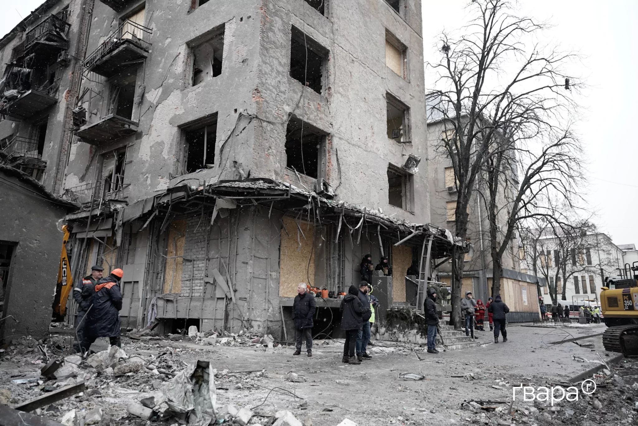 зображення до посту: «Ми не бачимо наразі ознак, що хтось може бути живим»: у Харкові триває розбір завалів після ракетного удару — фото