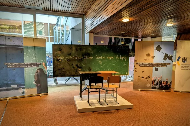 Пошкоджену війною шкільну парту з України встановили у ПАРЄ