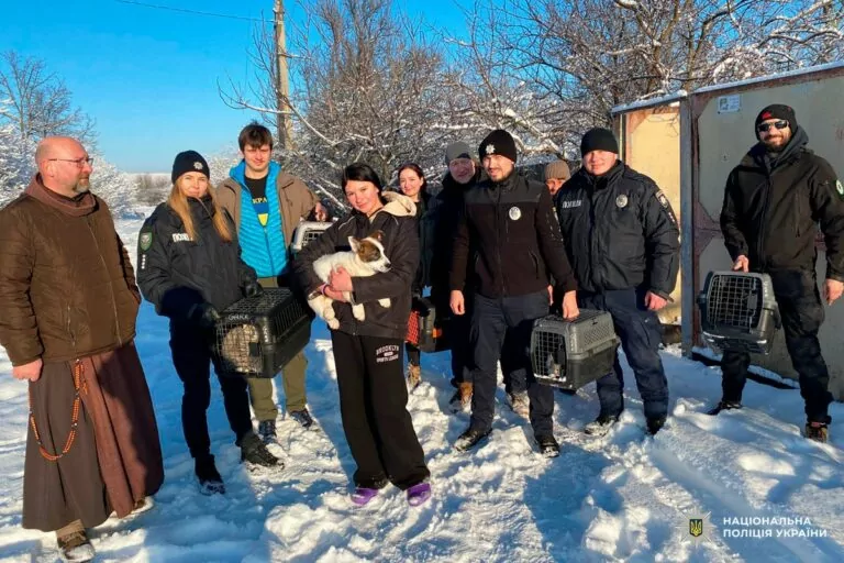 Kharkiv police evacuate family with 12 cats, 3 dogs from northern Kharkiv oblast