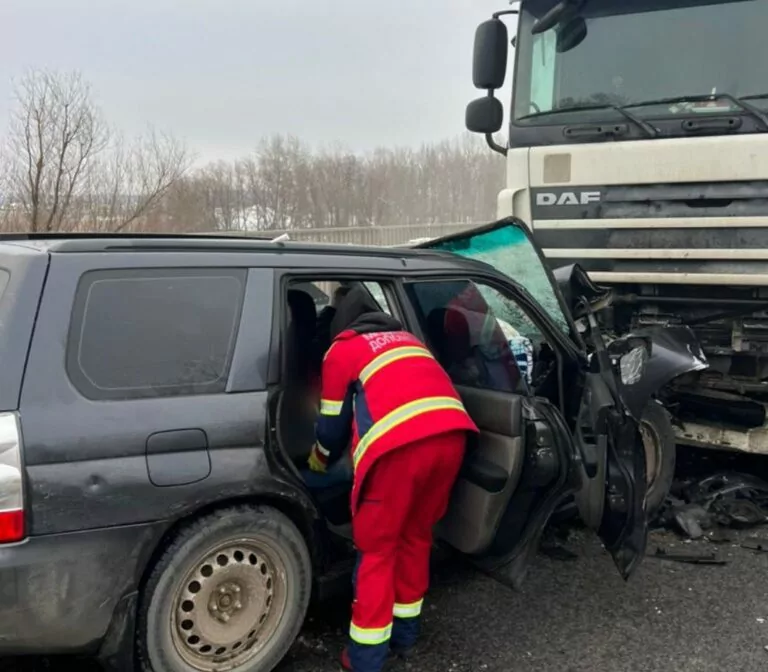 У Чугуєві внаслідок ДТП загинула пасажирка легковика, водія госпіталізували