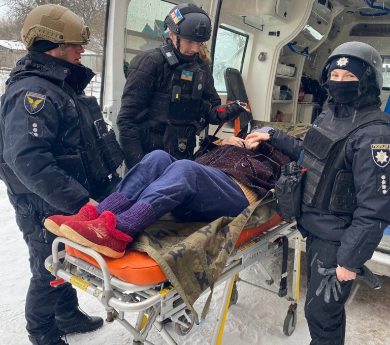 З прифронтового села на Харківщині евакуювали маломобільну жінку