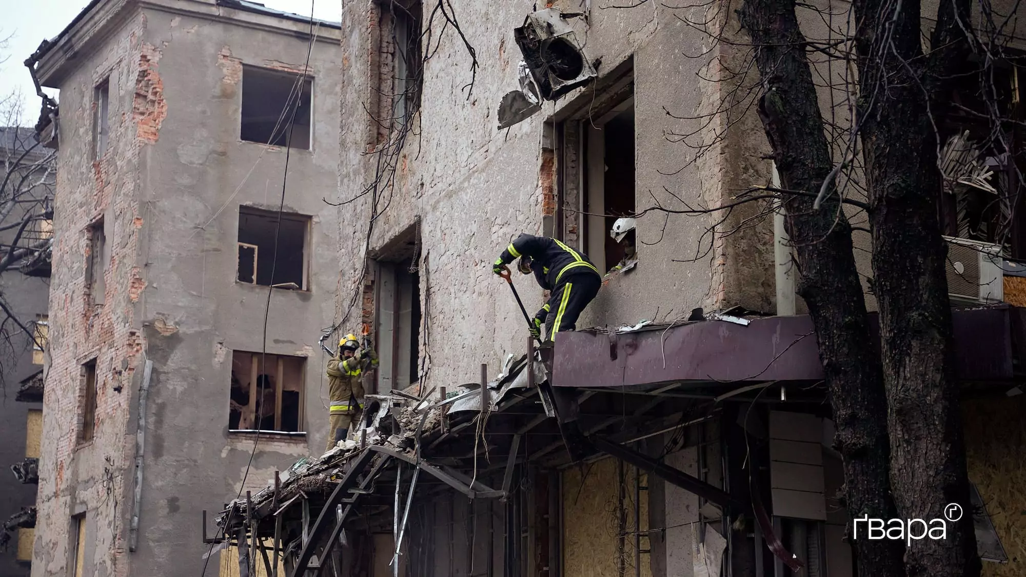 Рятувальники розбирають завал зруйнованого будинку в центрі Харкова.
