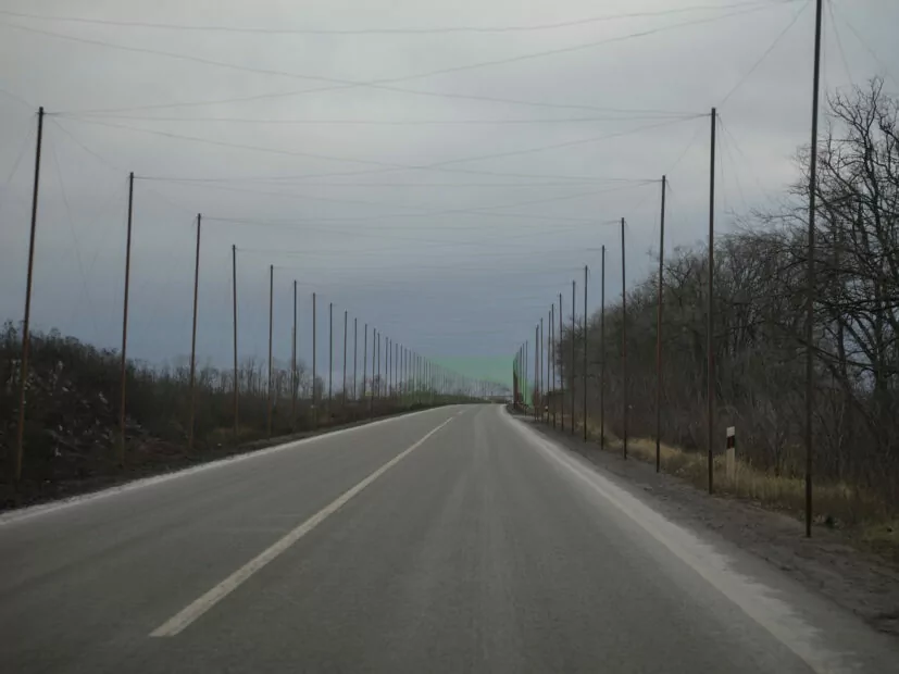 A part of ring road north of Kharkiv with anti-drone nets / Photo: Gwara Media, Mykyta Kuznetsov