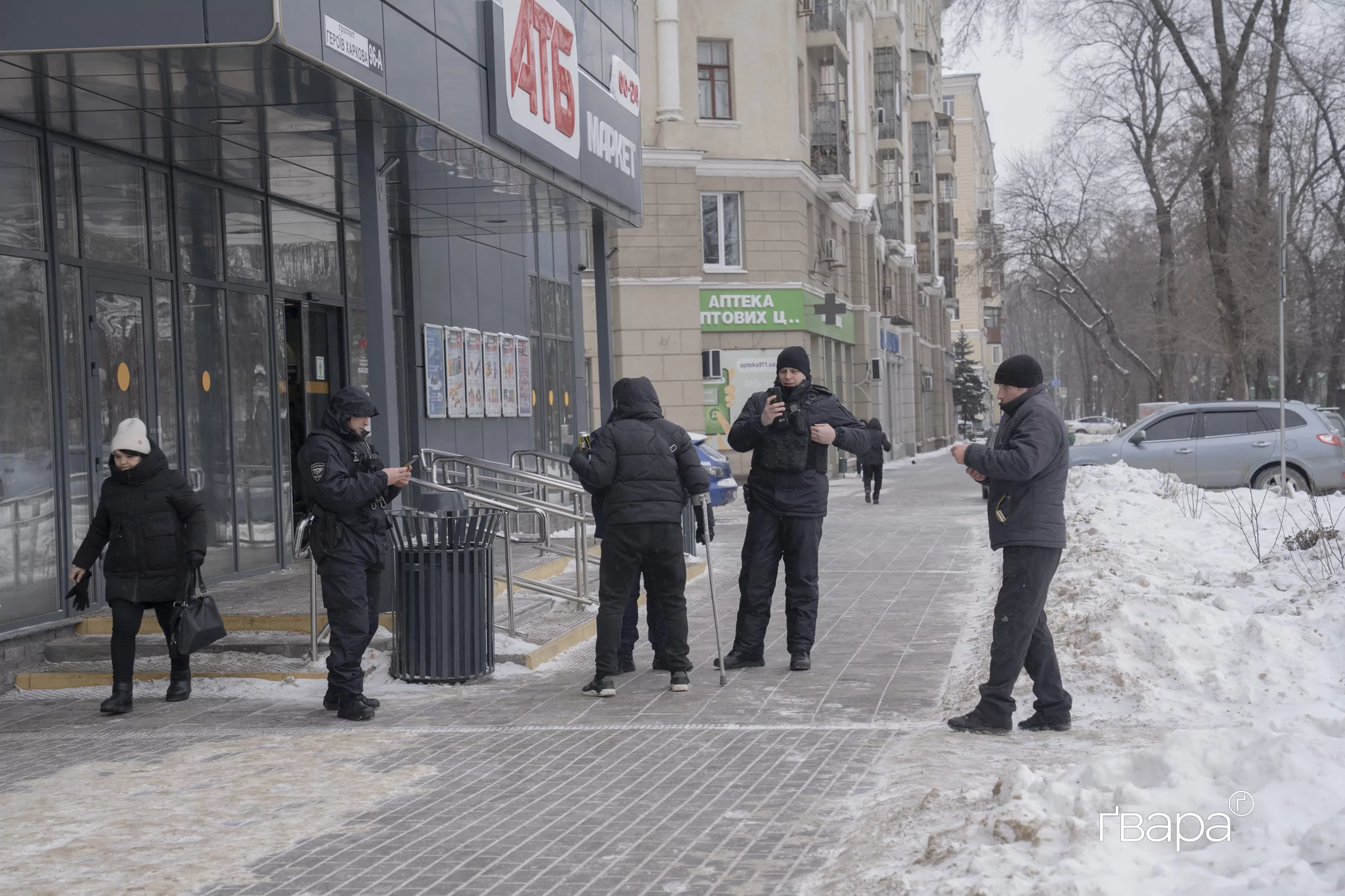 Поліція стоїть поруч з пікетом проти клініки «Надія»