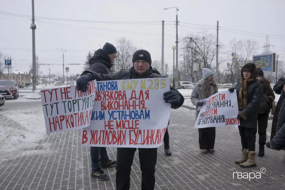 Чоловік з плакатами біля клініки «Надія»