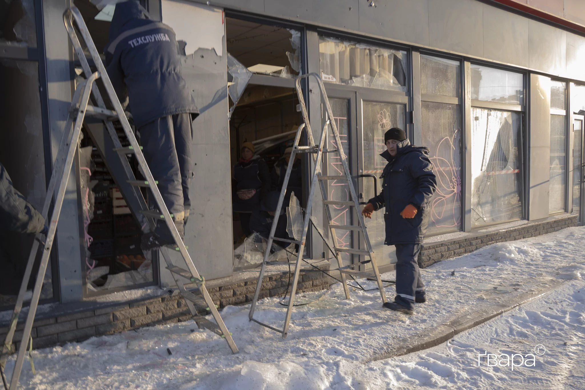 зображення до посту: Наслідки удару російського дрона по Кінному ринку в Харкові — фото