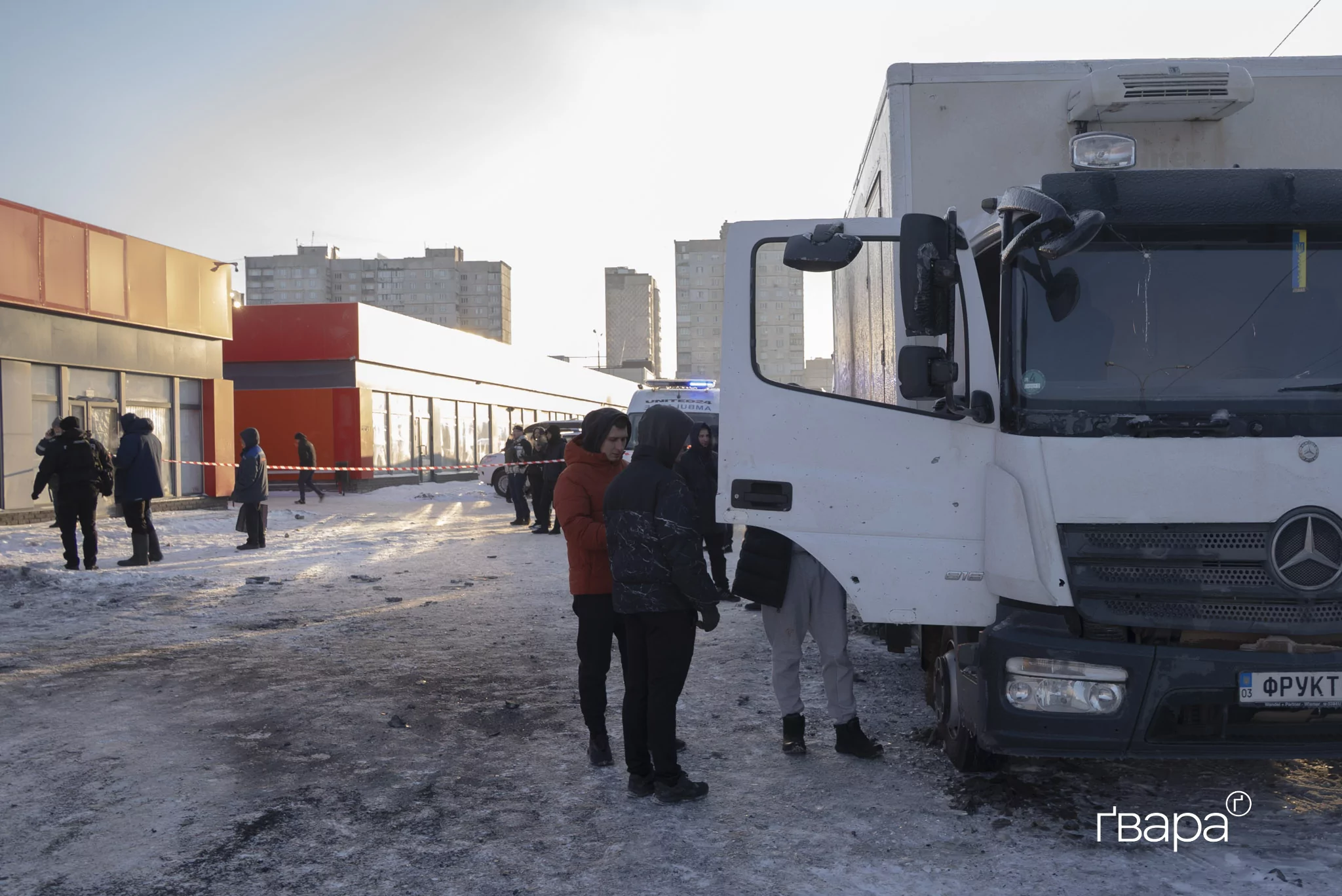 зображення до посту: Наслідки удару російського дрона по Кінному ринку в Харкові — фото