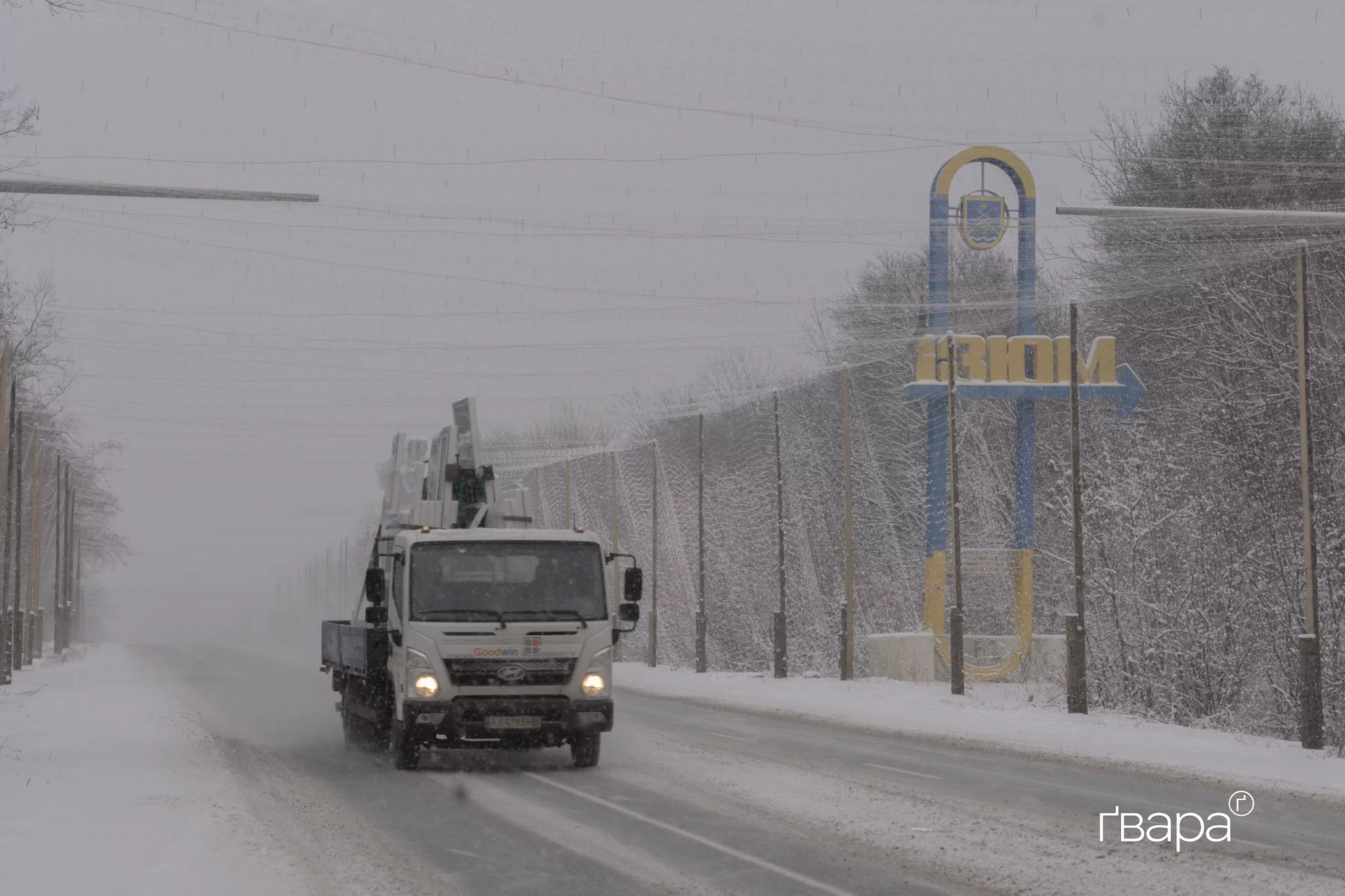 зображення до посту: На в’їзді в Ізюм встановлюють захист від російських дронів — фото