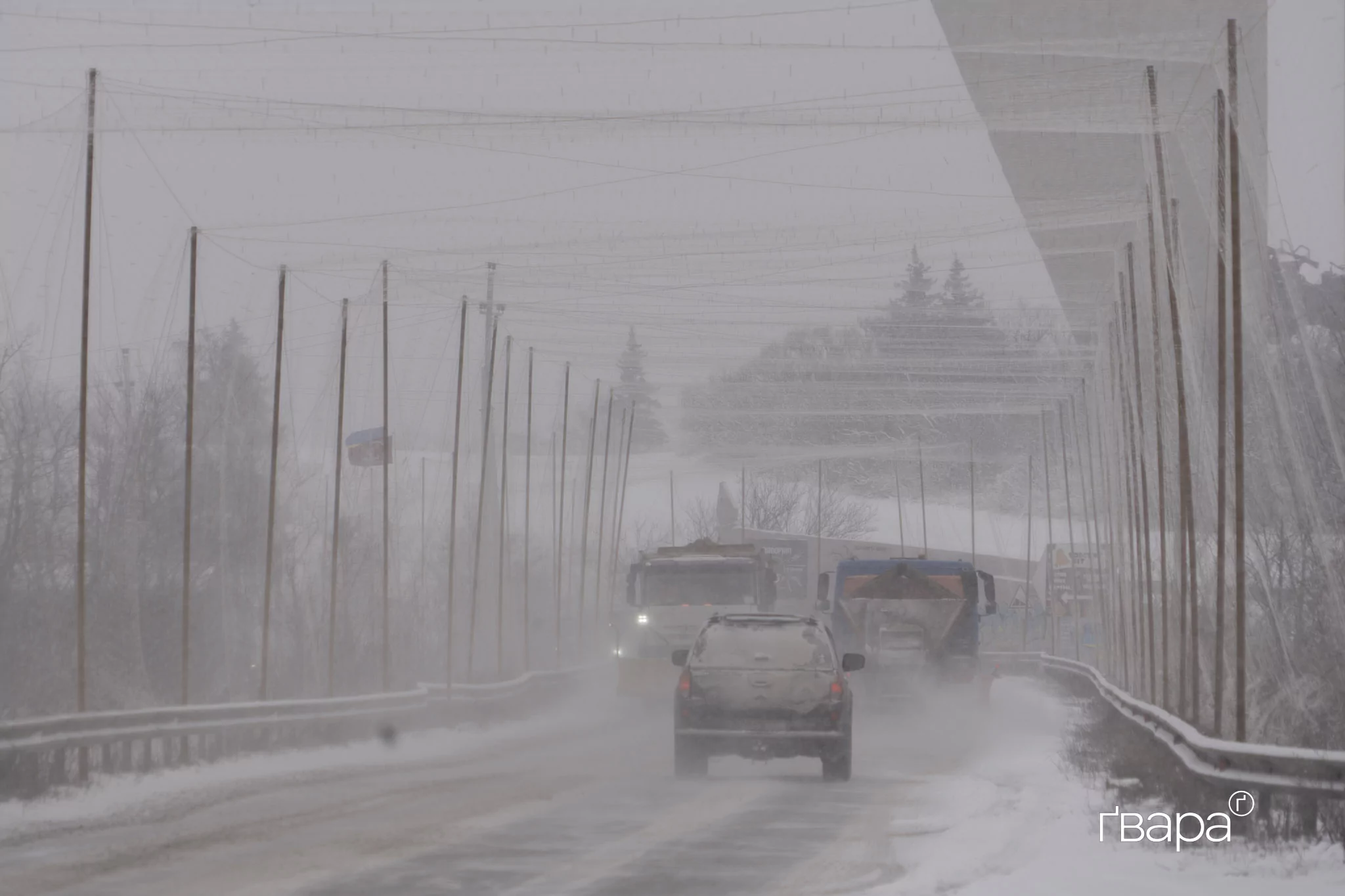 зображення до посту: На в’їзді в Ізюм встановлюють захист від російських дронів — фото