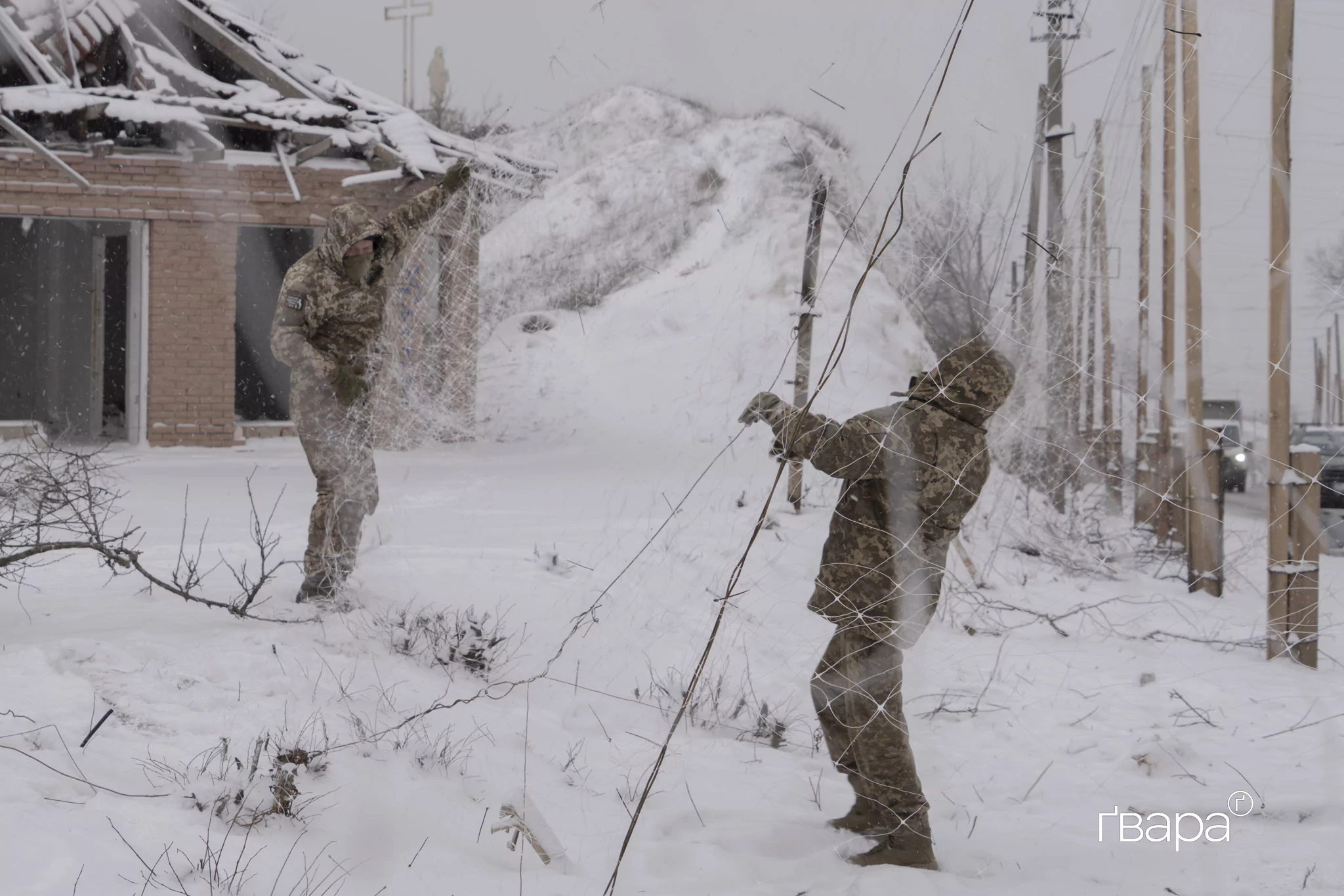 зображення до посту: На в’їзді в Ізюм встановлюють захист від російських дронів — фото