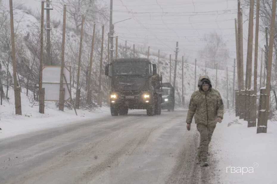 зображення до посту: На в’їзді в Ізюм встановлюють захист від російських дронів — фото