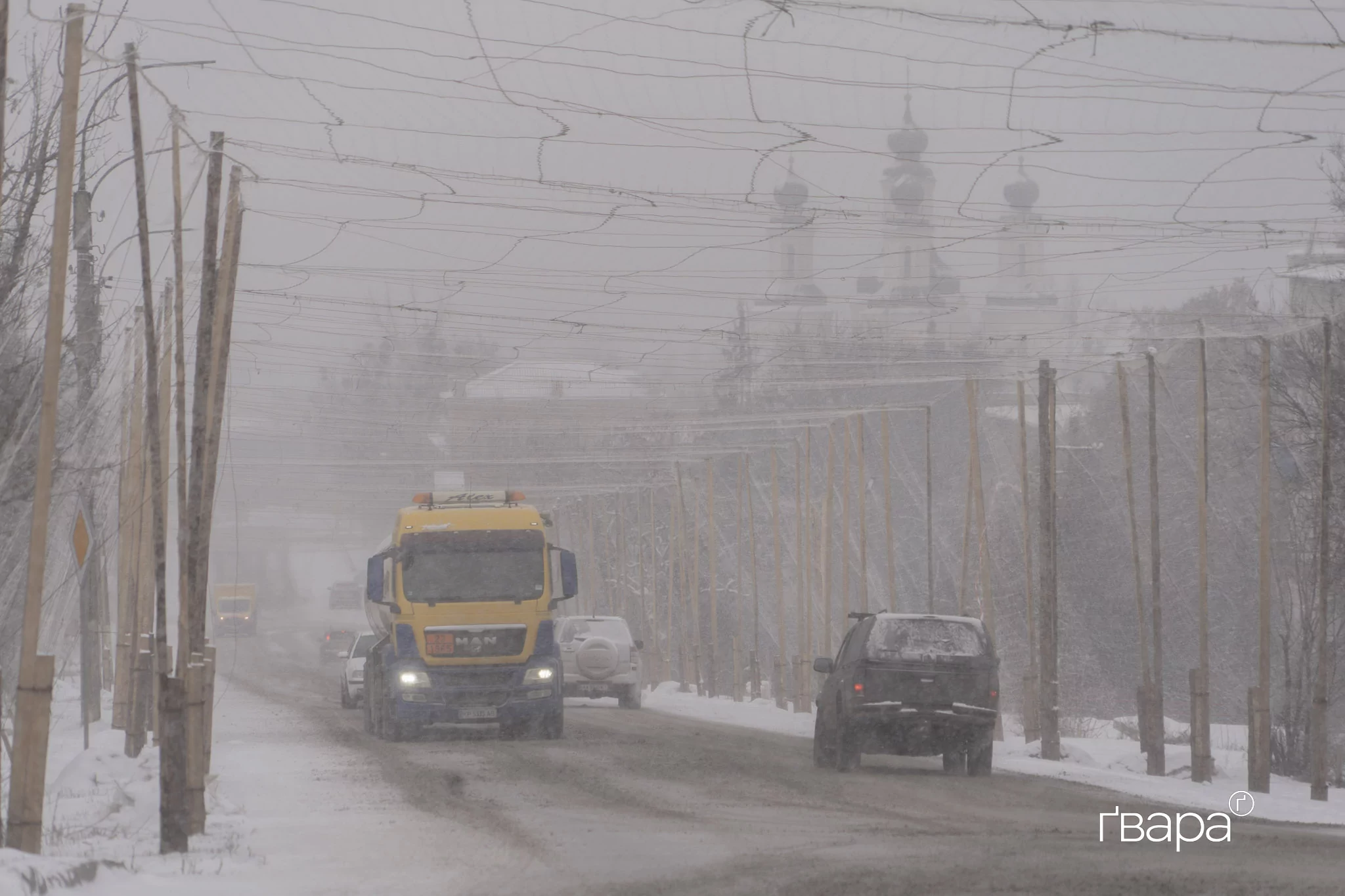 зображення до посту: На в’їзді в Ізюм встановлюють захист від російських дронів — фото