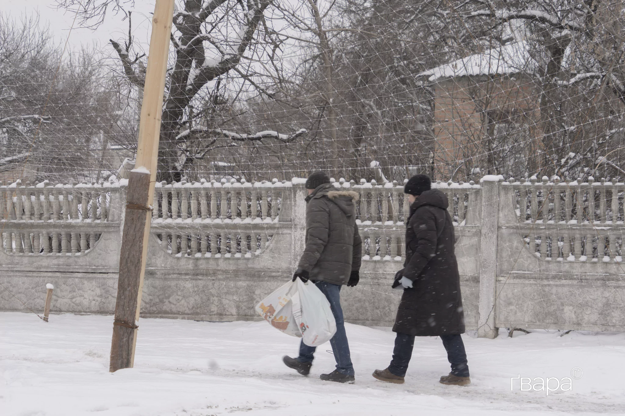 зображення до посту: На в’їзді в Ізюм встановлюють захист від російських дронів — фото
