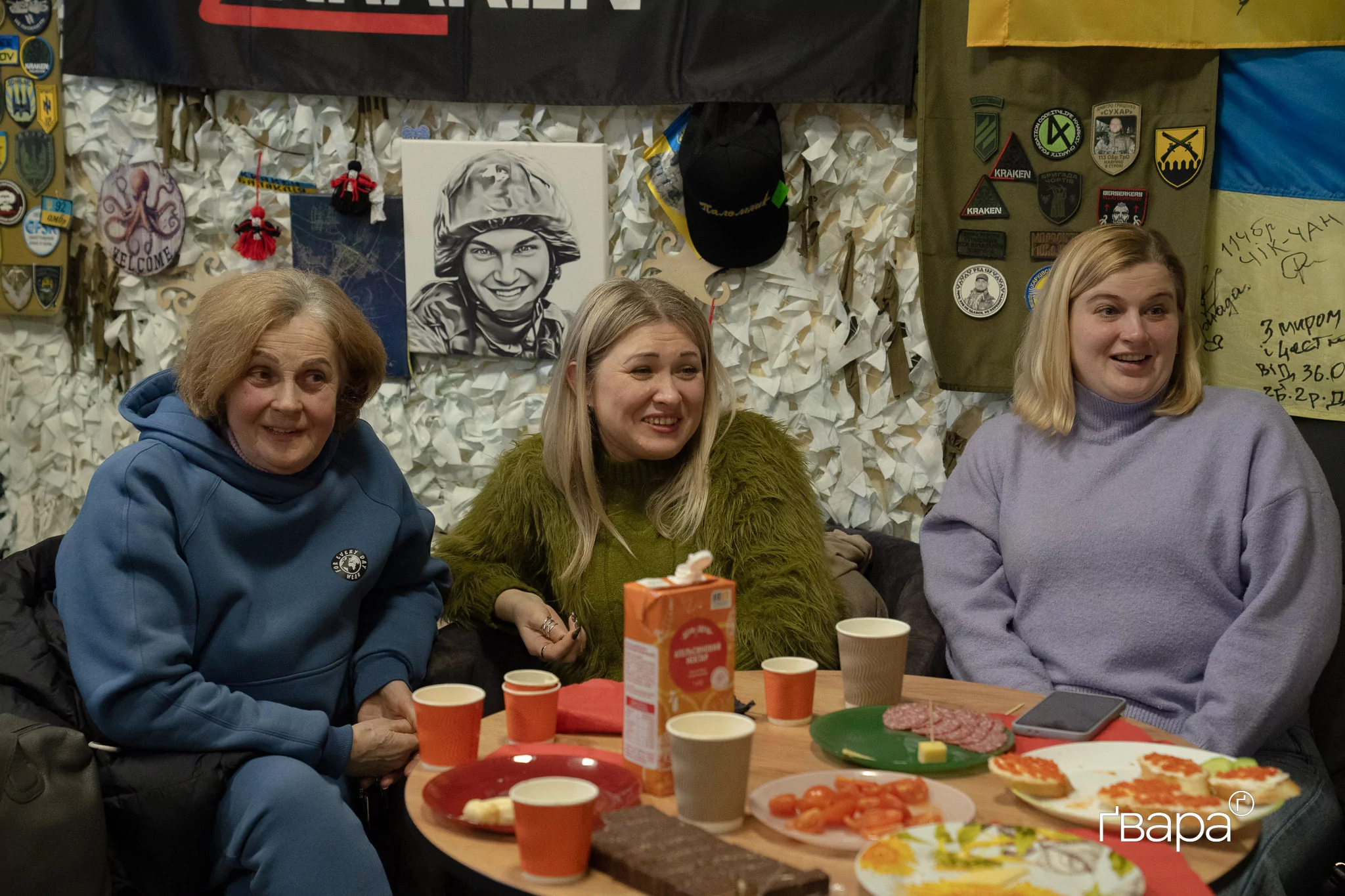 Жінки сміються в кав'ярні