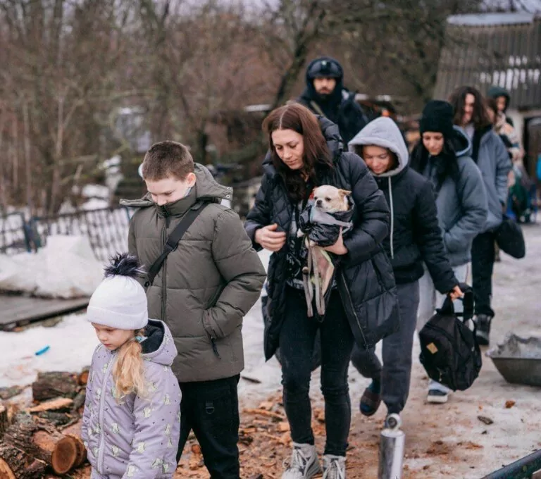 На Харківщині евакуювали жінку з п’ятьма дітьми, серед них — немовля