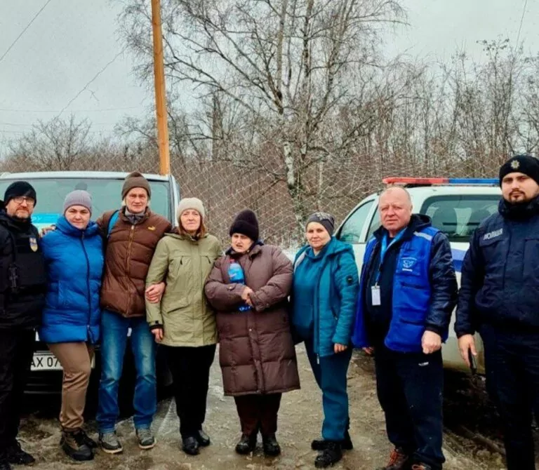 Поліціянти евакуювали трьох літніх жителів Ізюмщини