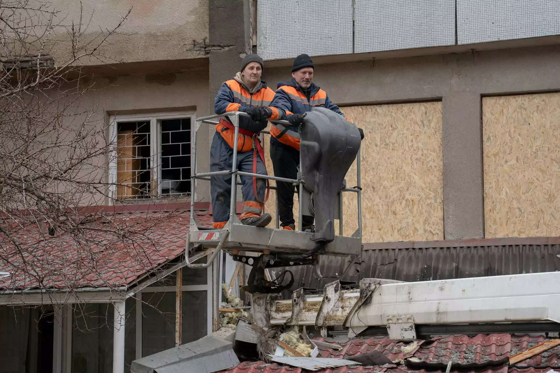 Municipal workers are addressing the consequences of the Russian attack