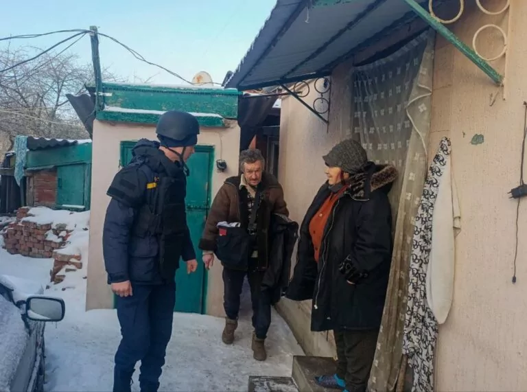 Із Золочева евакуювали чоловіка, який через обстріл залишився без житла