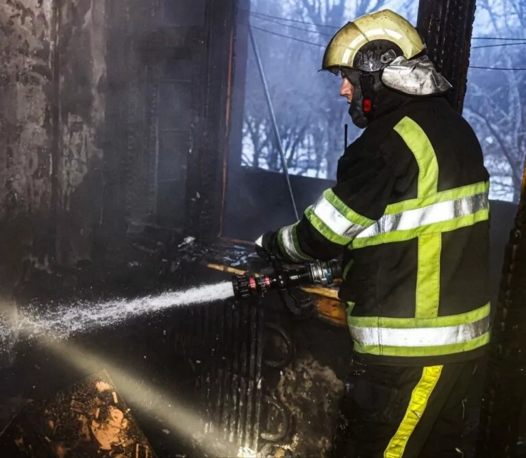 У Харкові під час пожежі чоловік вистрибнув з вікна третього поверху
