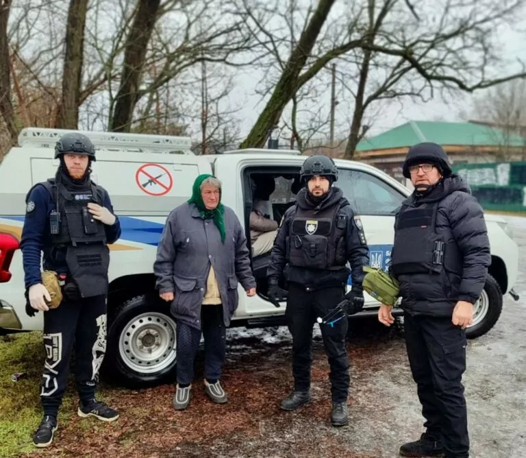 Поліціянти продовжують евакуацію жителів з Ізюмського району