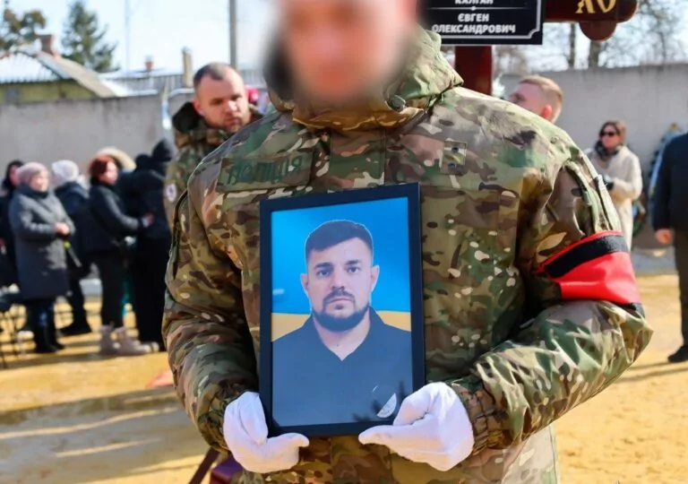 У Харкові попрощалися з поліцейським «Білого янголу», загиблим під час евакуації цивільних