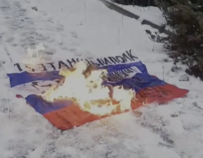 The flag that Russian soldiers brought to Kupiansk-Vuzlovyi is burning after an attack by Ukrainian troops