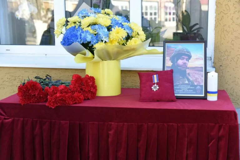 У Харкові відкрили меморіальну дошку загиблому військовому Артему Кучерявенку