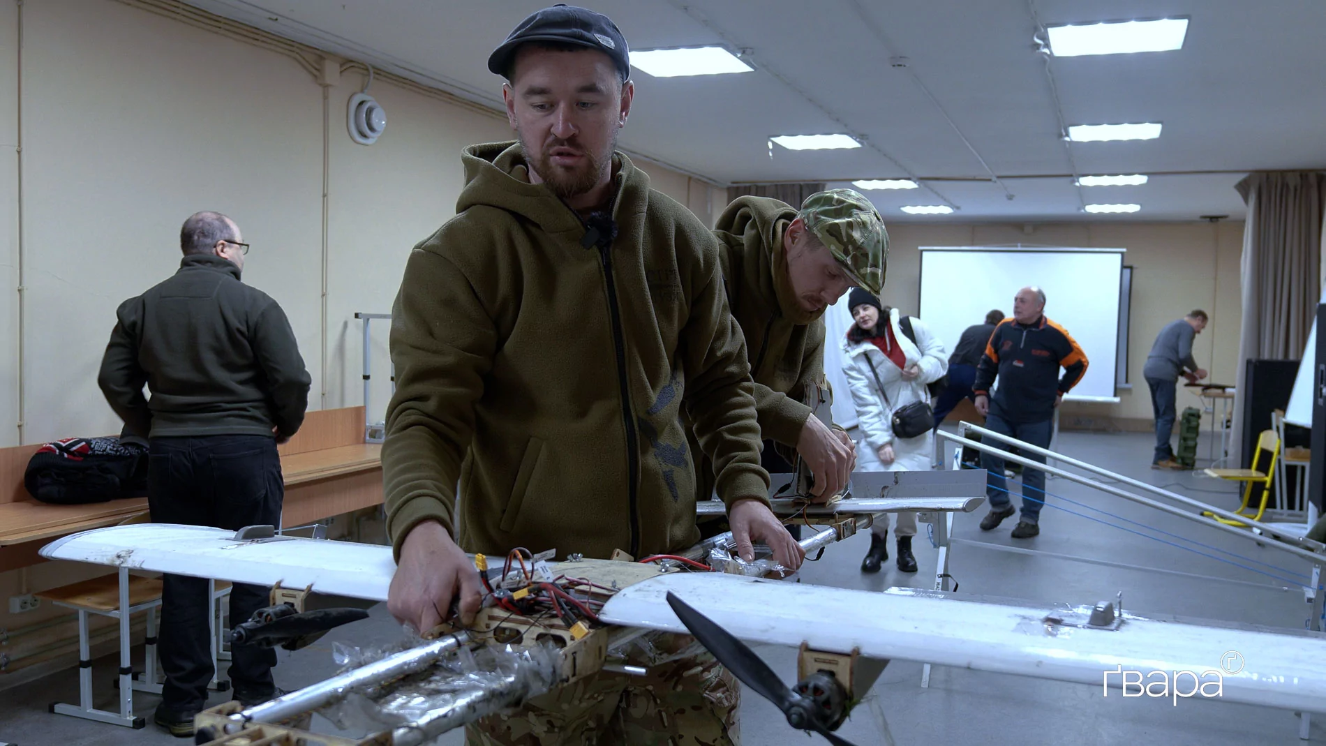 Командир підрозділу «Гострі картузи» Залізняк тримає в руках російський дрон «Молнія»