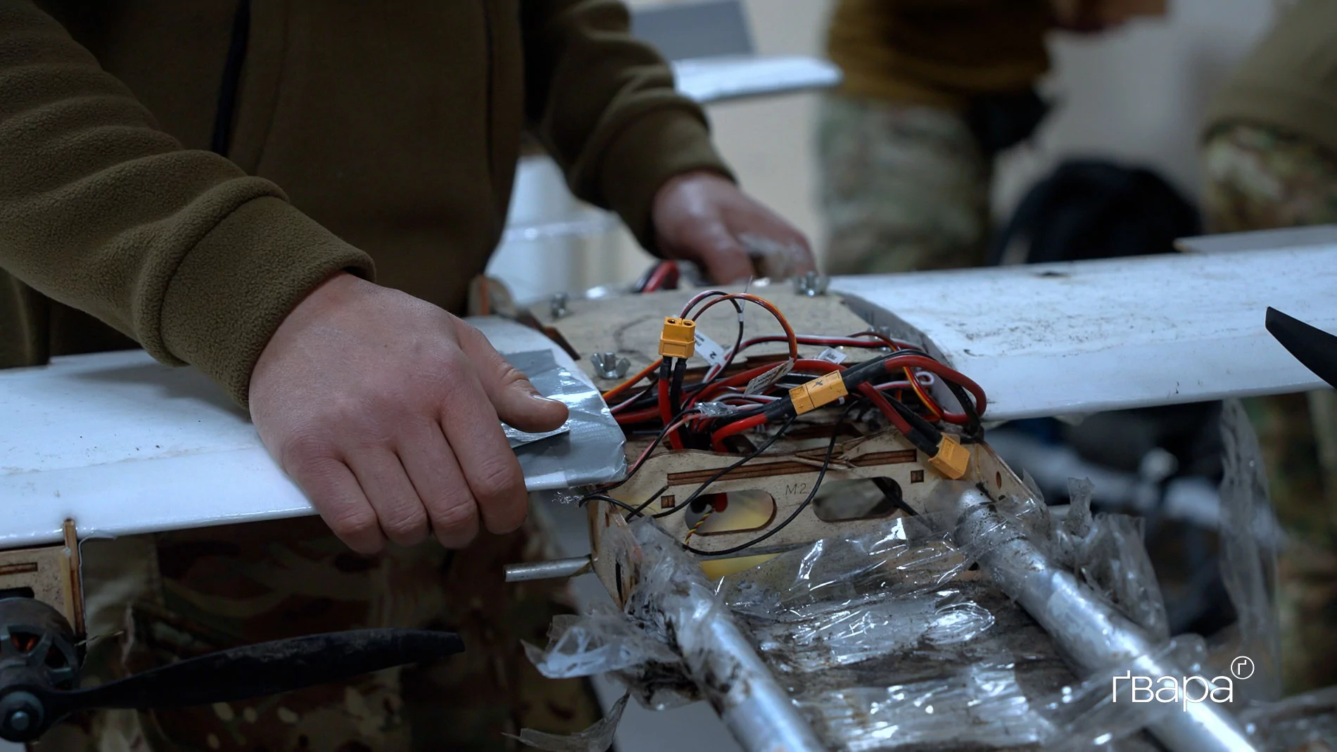 Командир підрозділу «Гострі картузи» Залізняк тримає в руках російський дрон «Молнія»