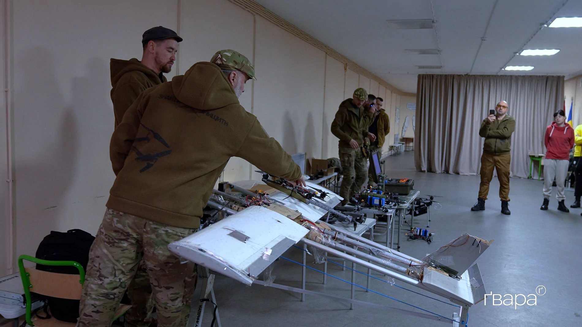 Військові показують, як дрон «Молнія» може переносити FPV-дрони