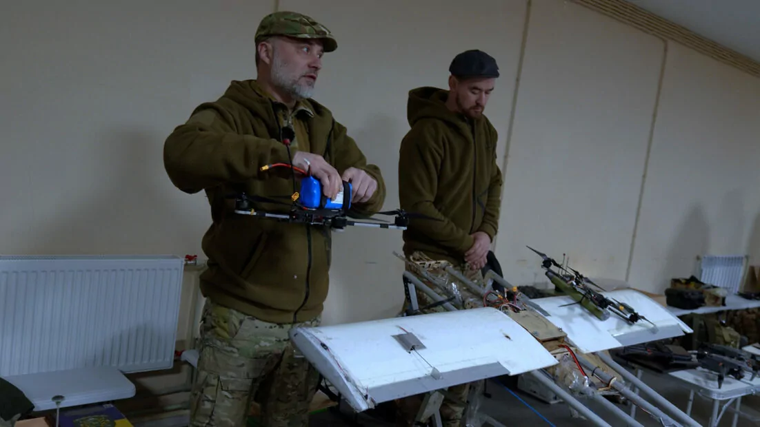 Військові показують, як дрон «Молнія» може переносити FPV-дрони