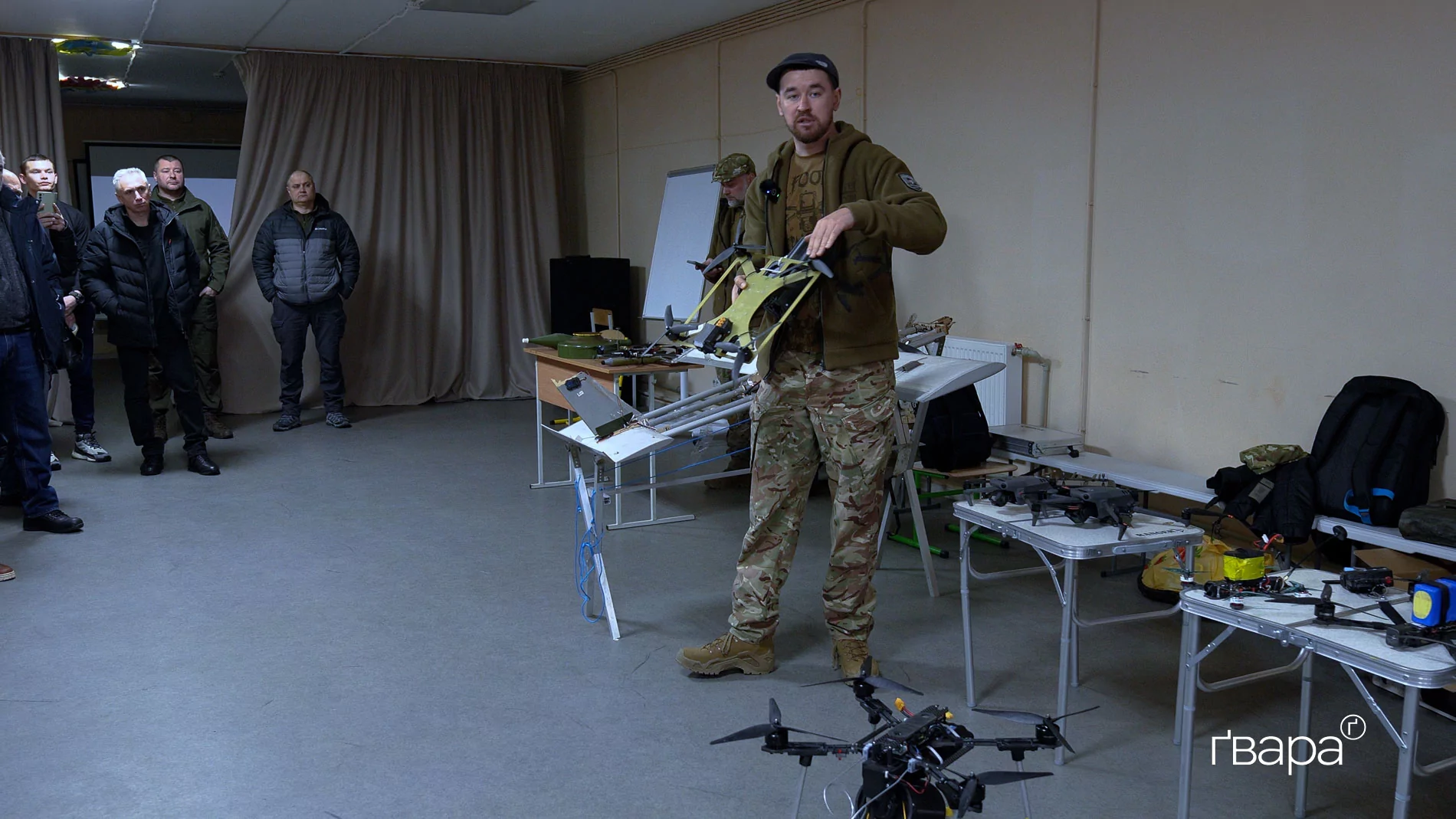 Командир підрозділу «Гострі картузи» Залізняк тримає в руках російський FPV-дрон на оптоволокні