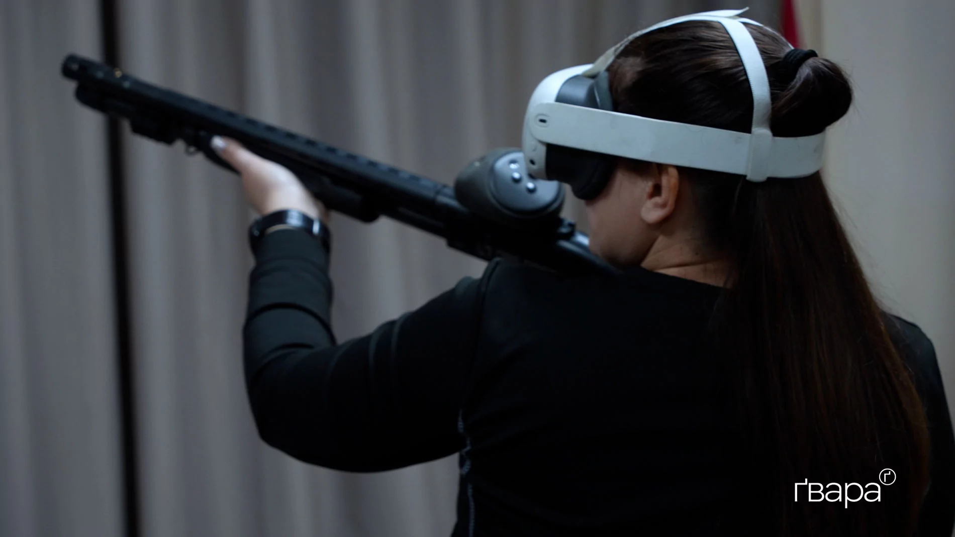 Учасниця тренінгу тестує симулятор