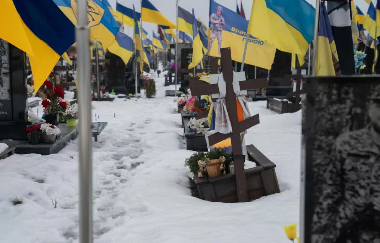 «Кожен відповідальний за своє місце». Чому родини загиблих військових самі доглядають Алею Слави у Харкові