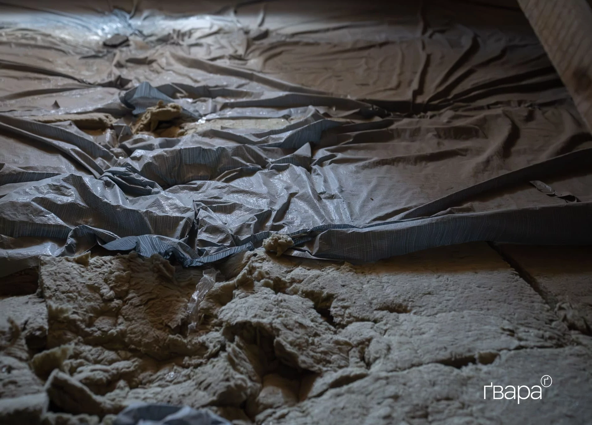 Покрівлля на чердаку будинку